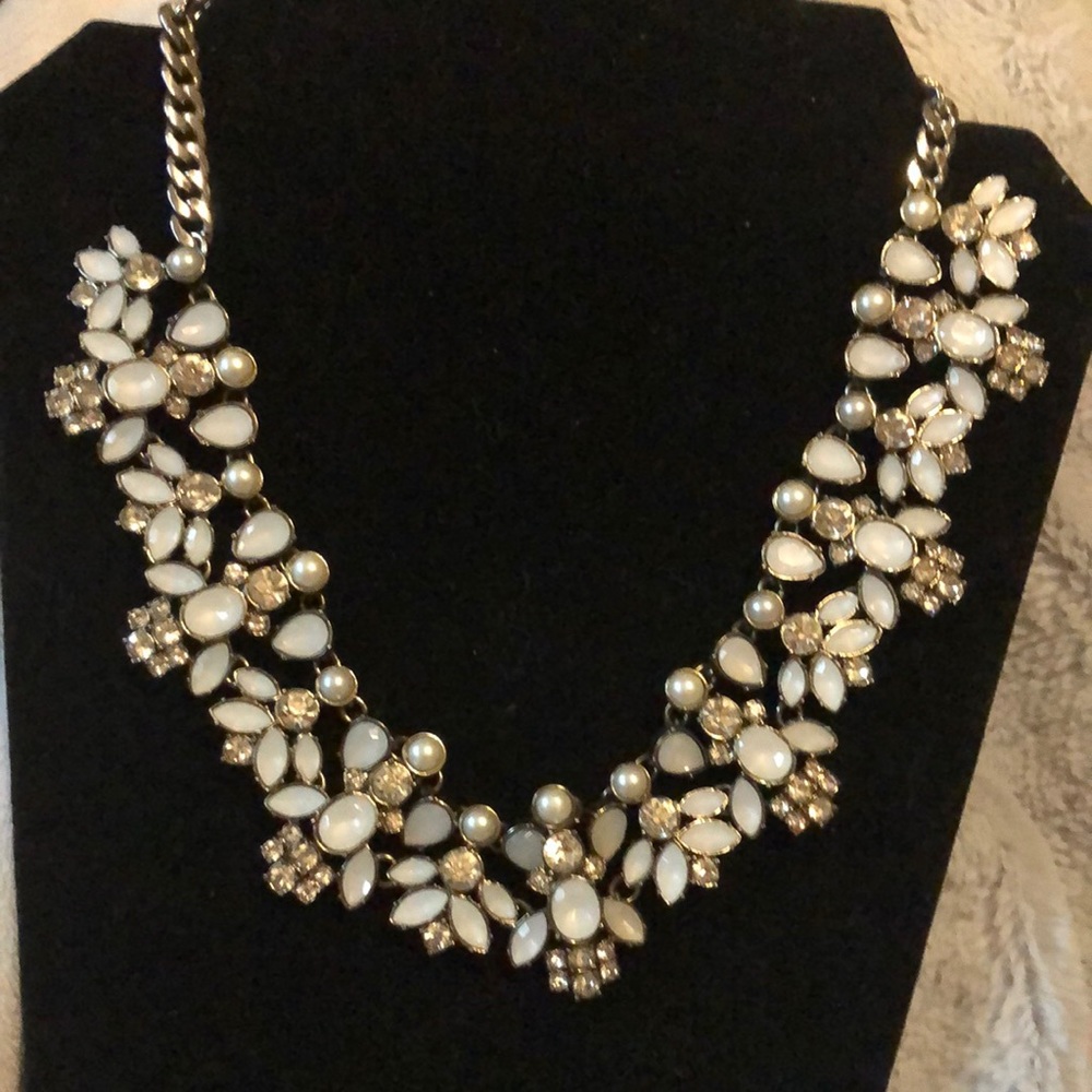 Loft necklace in pink and faux pearls. Beautiful